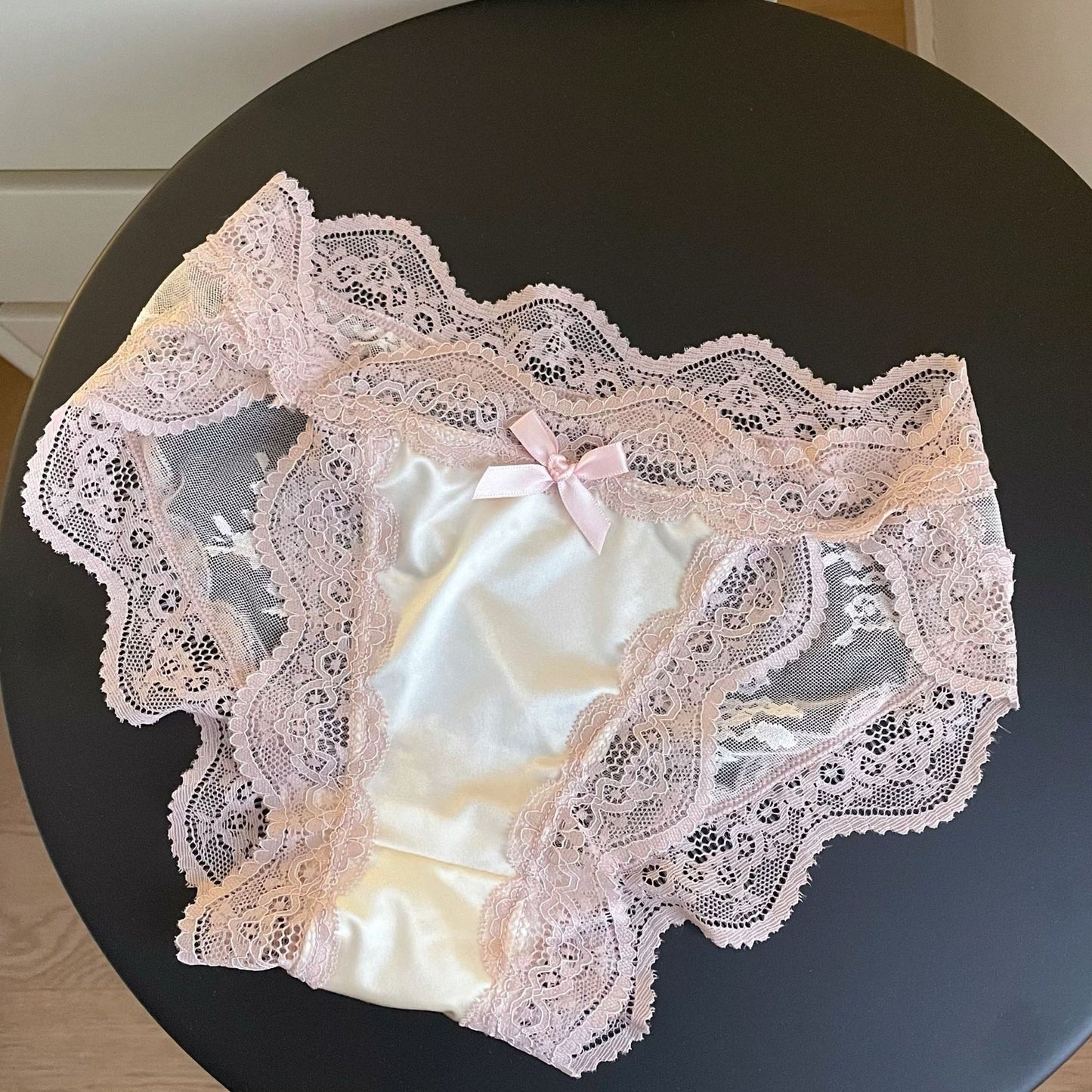 Lace-trimmed baby bloomers underwear
